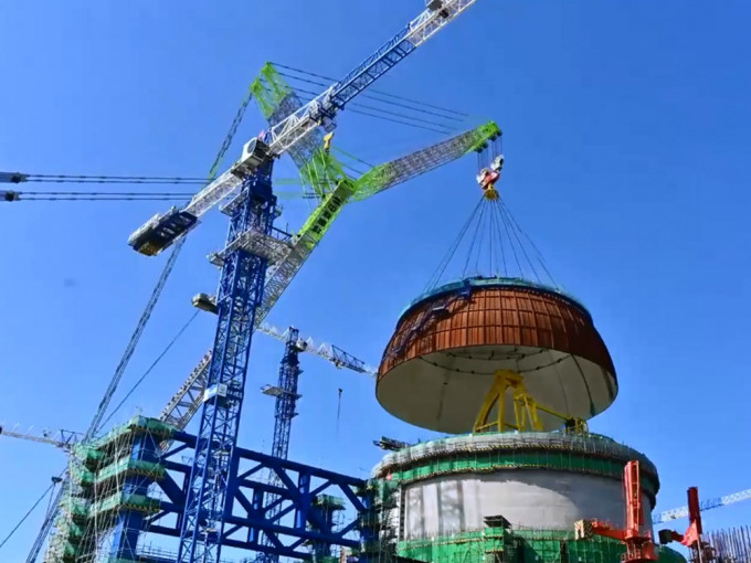 「华龙一号」福建漳州市完成安装穹顶工序。新华社影片截图