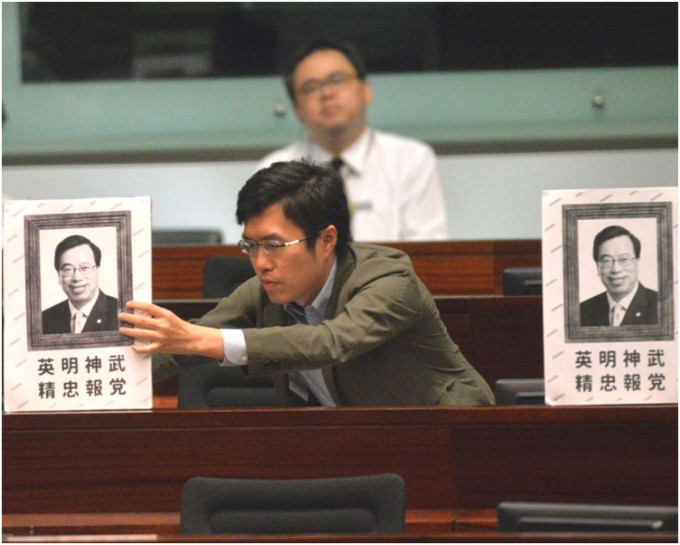民主派議員展示諷刺梁君彥標語。