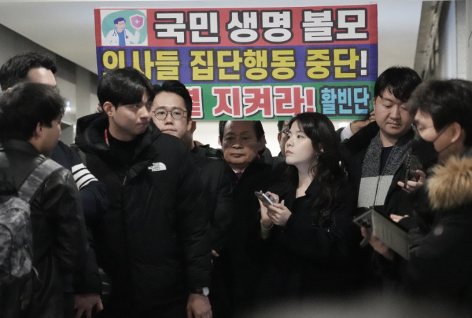 南韩医生工潮持续，政府与罢工医生会面没有成果。美联社