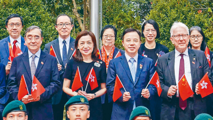 校委會主席王沛詩（前排左二）與張翔（前排左三）剛於國慶日曾合照。