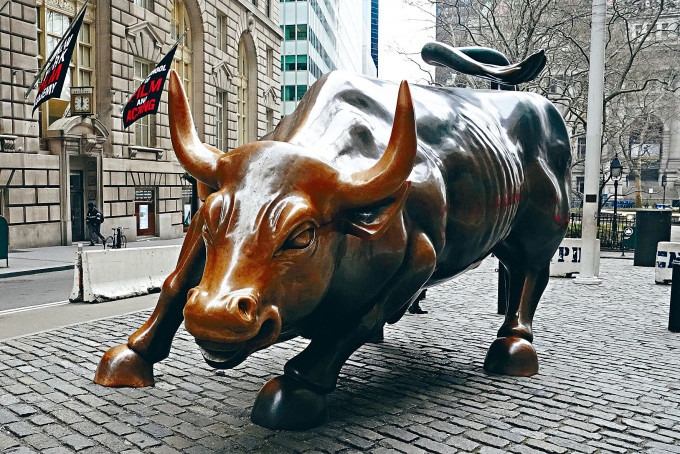 ■华尔街铜牛位于纽约曼克顿金融区，重约三千二百公斤。