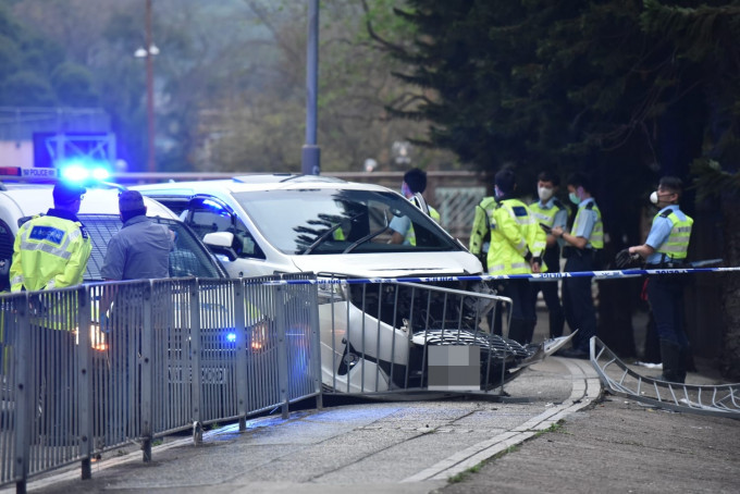 私家車撞向行人路，劫匪被警方截獲。