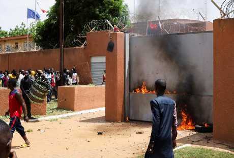 尼日尔示威者在法国大使馆门口纵火。路透社