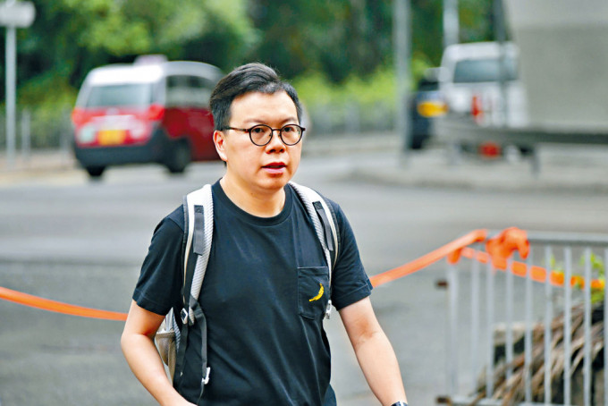被告何启明昨于西九龙法院承认，曾于访问中以极权形容香港政府。