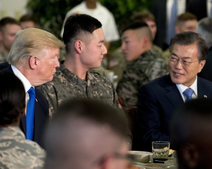 特朗普（左）在文在寅陪同下前往漢弗萊軍事基地與駐韓美軍會面。美聯社