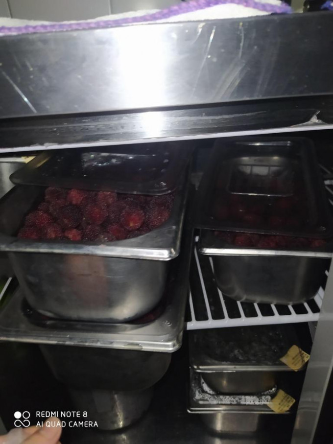新華社記者在其中一間店舖的廚房位置，拍攝水果堆放處情況。新華社圖片