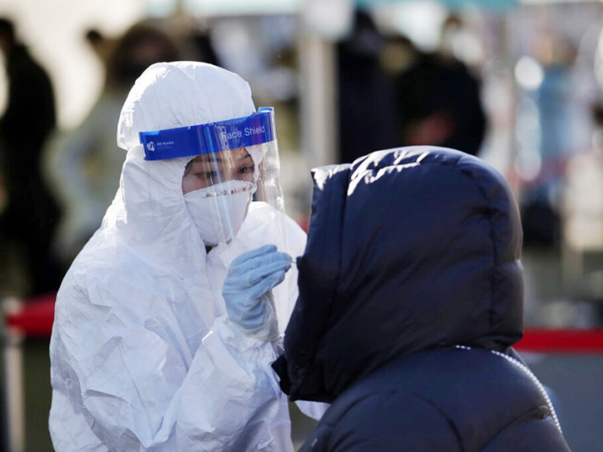 南韩单日新增926宗新冠肺炎确诊个案，相隔6天降至1,000宗以下。AP图片