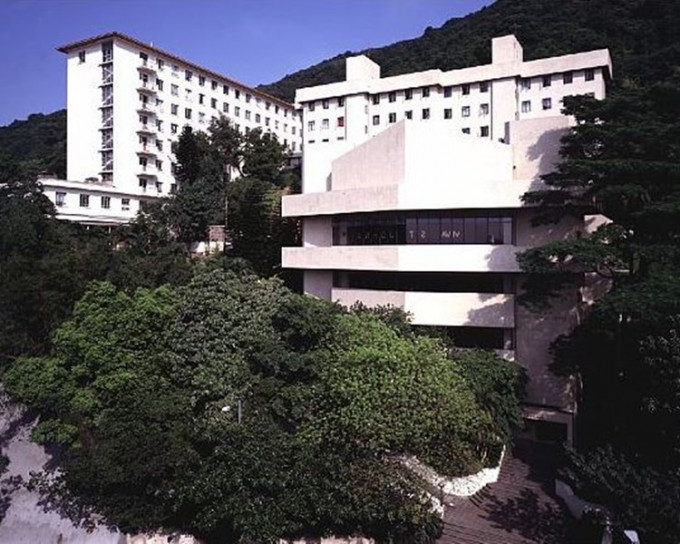 唐狗女被困在香港大學聖約翰學院對開山坡。網圖