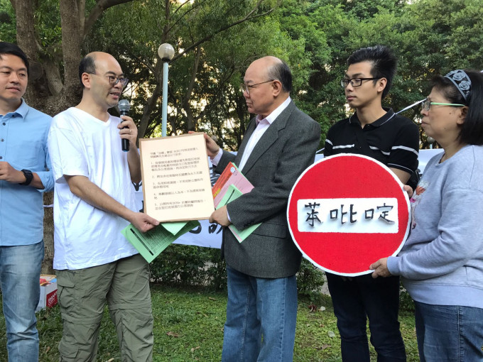 胡国兴（右三）到场接收居民的请愿信。