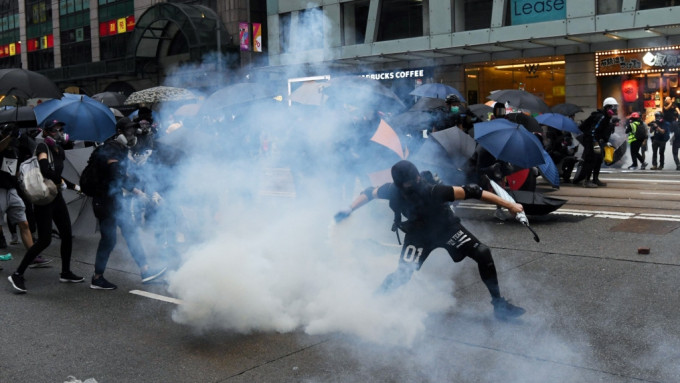 案发日示威者占据湾仔轩尼诗道一带，与警察爆发冲突。资料图片