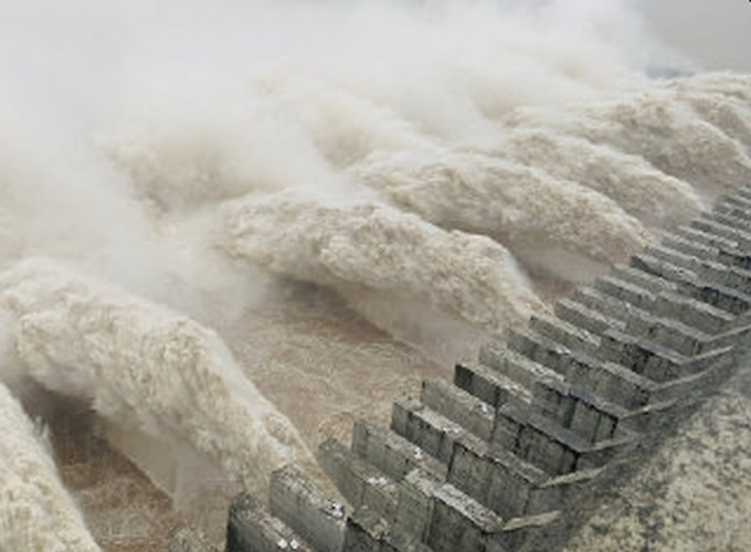 迎建库以来最大洪峰，三峡首次开启11孔泄洪。(网图)