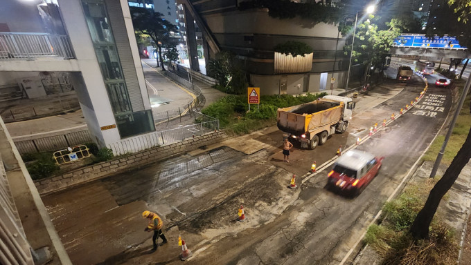 长沙湾爆水管路陷｜快线恢复行车 水务署料明早6时前全线重开 两周内交调查报告