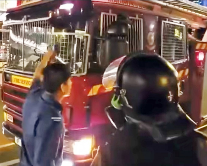 事件中的消防员下车向警员表达不满。影片截图