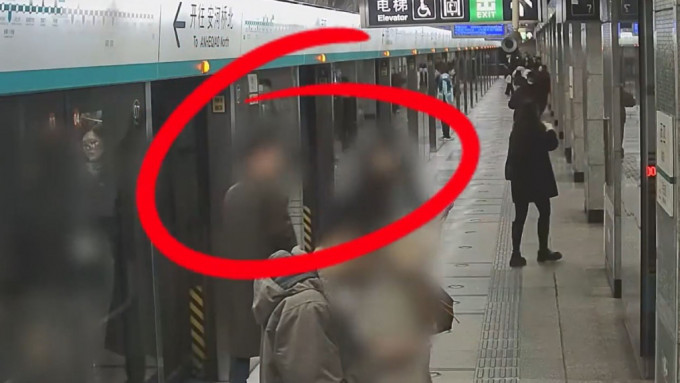涉事男子（紅圈）在地鐵一直對女生死纏爛打。