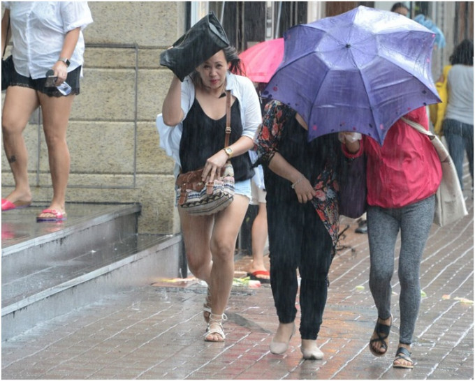 预测周三和周四密云，有狂风骤雨及雷暴。