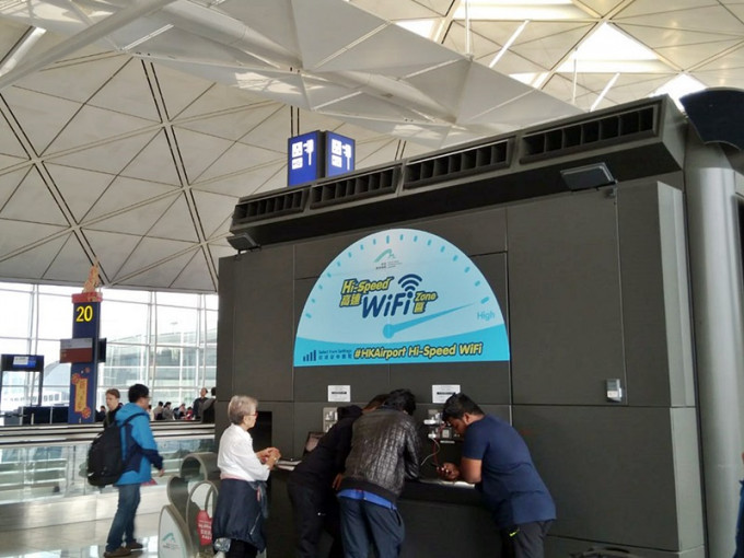 机场新增的三个高速WiFi服务区，网速高达200至400兆比特（Mbps）。