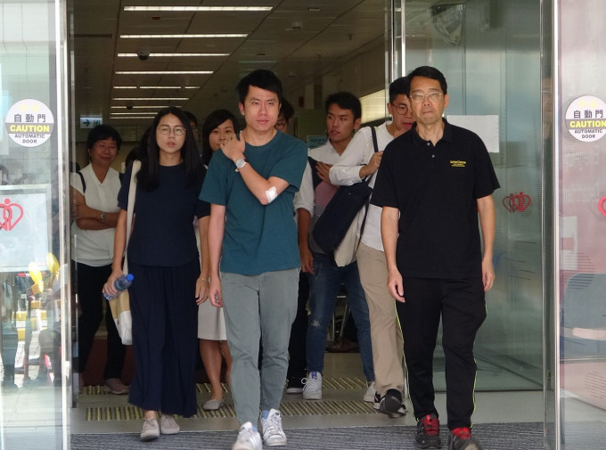 民主派强烈谴责袭击邝俊宇事件。