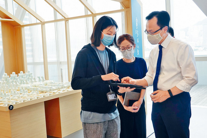 ■公务员事务局局长聂德权到香港艺术馆，了解防疫安排。