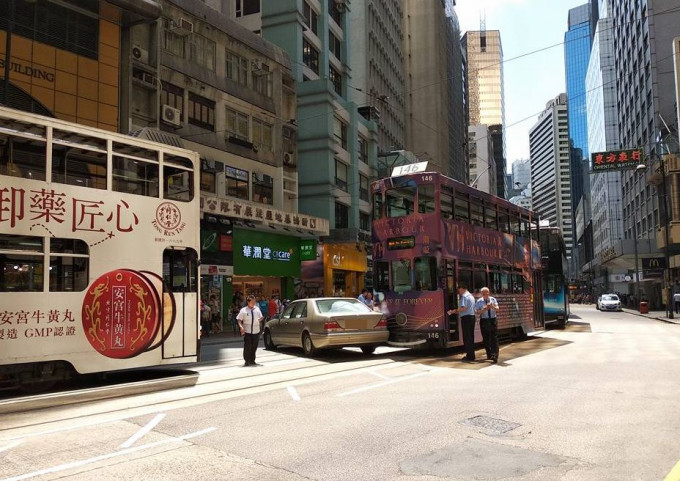 中環德輔道中有私家車與電車相撞意外。「香港突發事故報料區」fb群組
