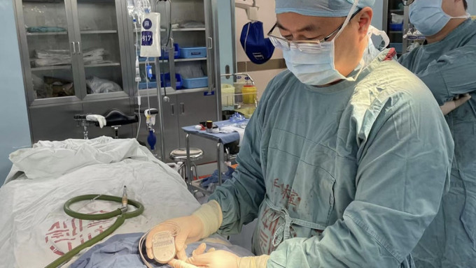 8月16日，中山醫院治療團隊為癲癇患者植入具感知功能「腦起搏器」。 復旦大學附屬中山醫院供圖