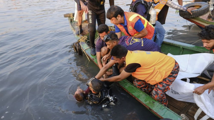 孟加拉渡轮被撞翻侧，最少6死数十人失踪。AP