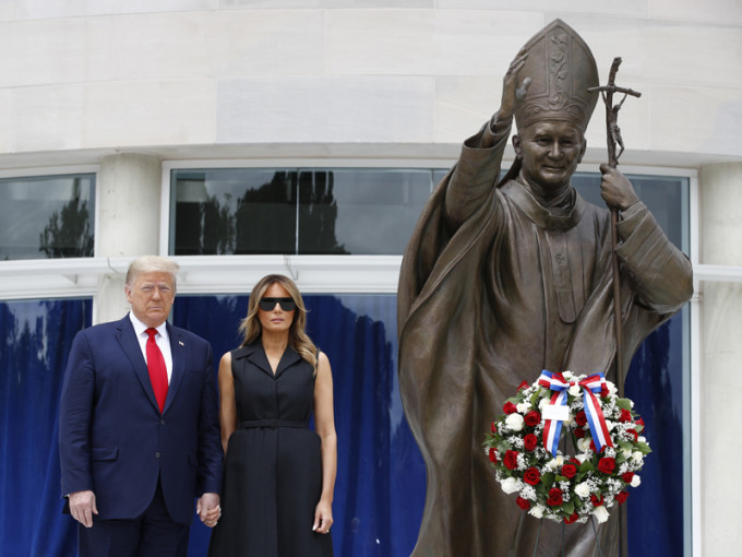 总统特朗普与第一夫人梅拉尼娅，前往参观华盛顿的圣若望保禄二世国家朝圣地献花。AP图