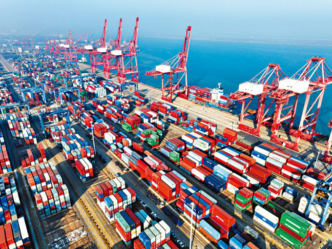 中国今年首2个月进出口总值8957.2亿美元，按年跌8.3%。