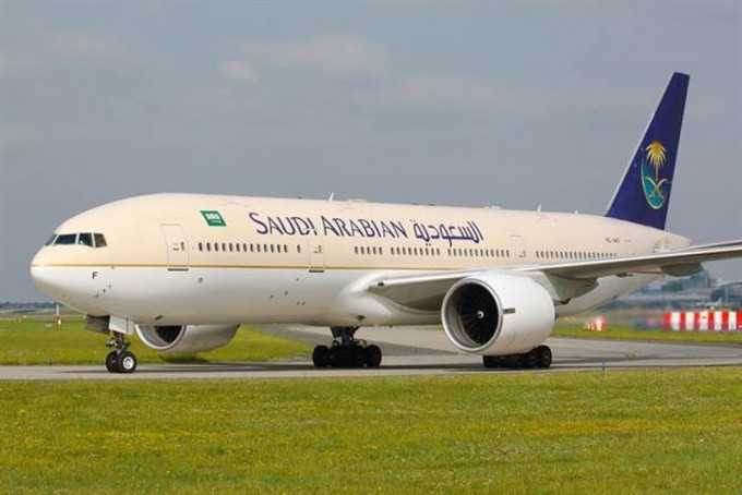 沙特阿拉伯航空客机紧急折返，原因是有母亲把孩子留在候机室。(网图)