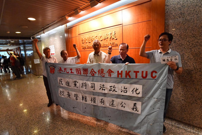 港九工团联合总会多名代表今午到台北经济文化办事处请愿递信。