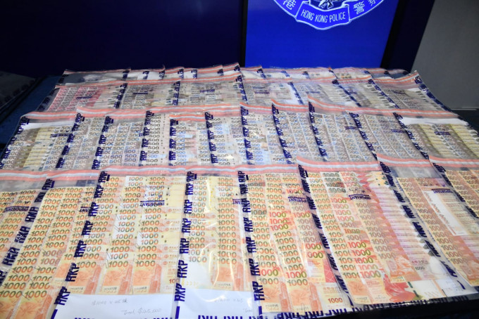 警方行动中捡获现金140万元。徐裕民摄