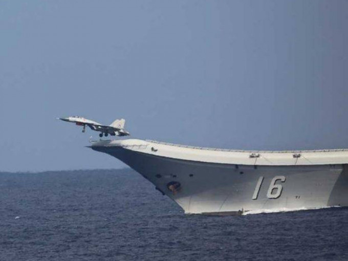 日防衛省發布照片指中國遼寧艦沖繩外島附近升降戰機。網圖
