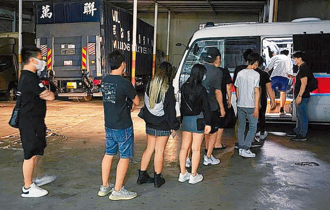 警方在葵涌一工厦破获无牌酒吧，拘捕女负责人及十三名男女顾客。