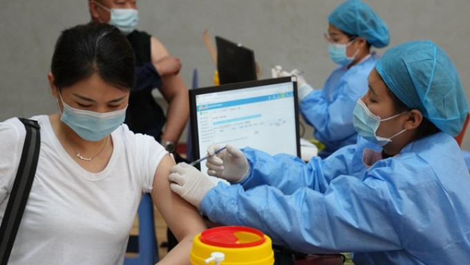 黄华庆指已打新冠疫苗加强剂者毋需再打不同技术疫苗「序贯免疫」。新华社资料图片