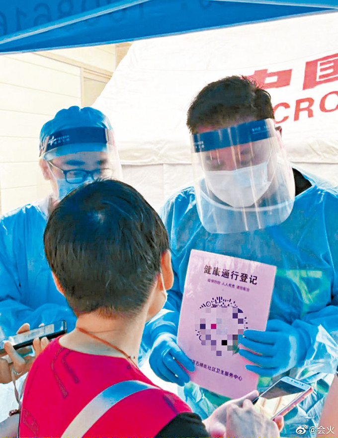 麥包全副保護裝，在廣州市天河區石牌街社區做抗疫義工。