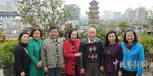前广州市市长黎子流（左五）和夫人邱姨（左四）。互联网