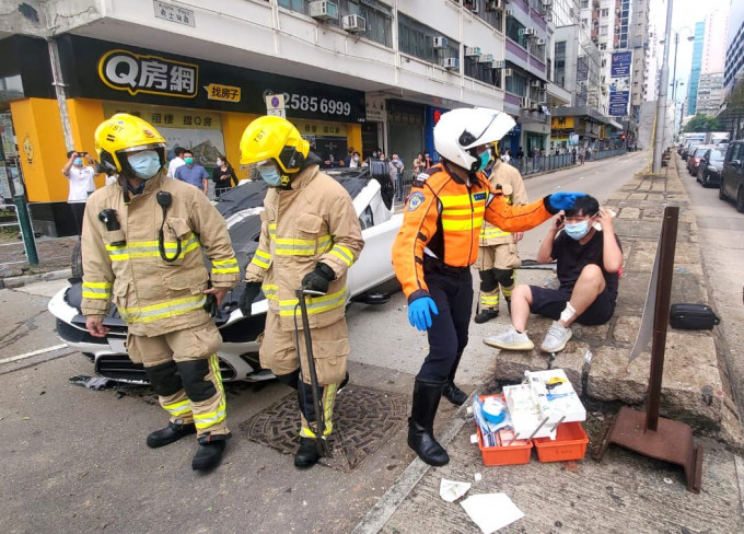救护员到场后，在柯士甸道近广东道为伤者治理。