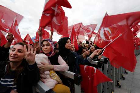 土耳其国家安全委员会建请内阁将紧急状态延长。AP