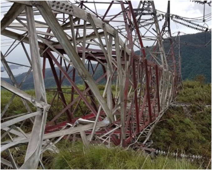 和平电厂输电铁塔遭狂风吹塌。自由时报