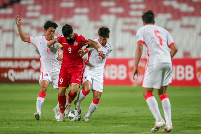 香港队在下半场防守表现下滑，被巴林连入四球。 足总图片