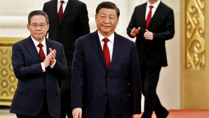 中央政治局常务委员会委员包括习近平（中）和李强（左）。路透社