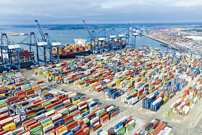 英国费利克斯托港周三可见摆满货柜集装箱。