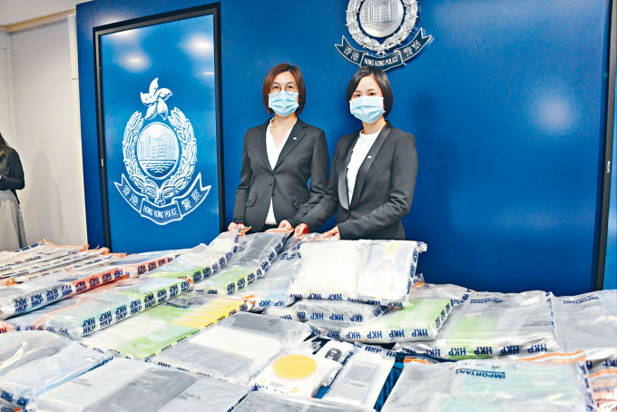 ■高级警司吴頴诗(左)及总督察叶秀兰展示搜获的逾亿元可卡因。