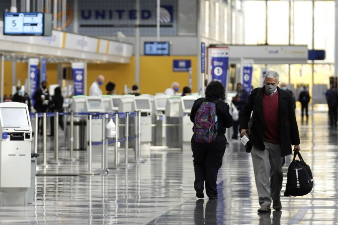 據報美國將加強入境規定，旅客搭機前須交24小時內陰性報告，以防堵Omicron傳播。AP資料圖片