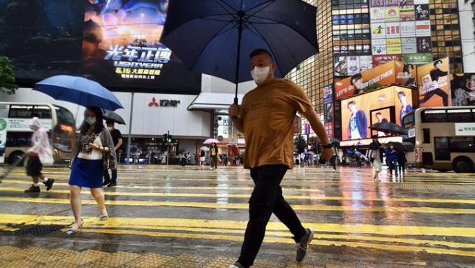 天文台表示一個強雷雨區將於傍晚影響本港。資料圖片