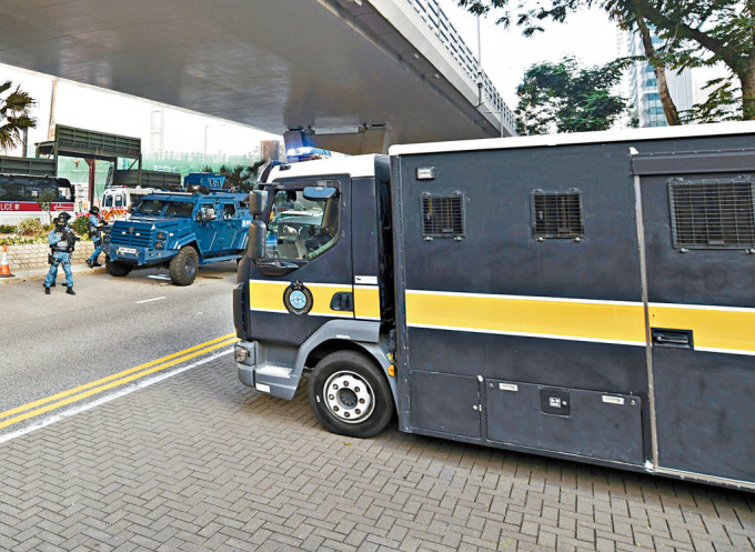 壹传媒创办人黎智英的囚车离开法院，警方严阵以待。