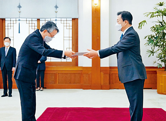 文在寅(右)昨日在首尔从日本大使相星孝一手中接过国书。