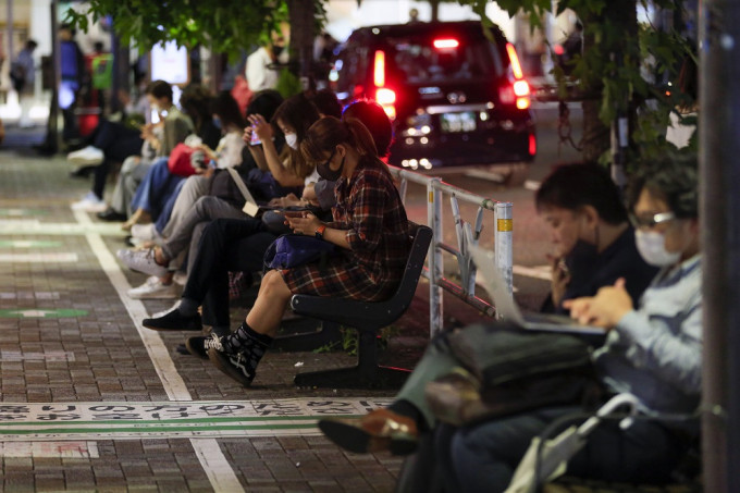 来往东京都的新干线列车暂停，不少人要在站外等侯。AP图片