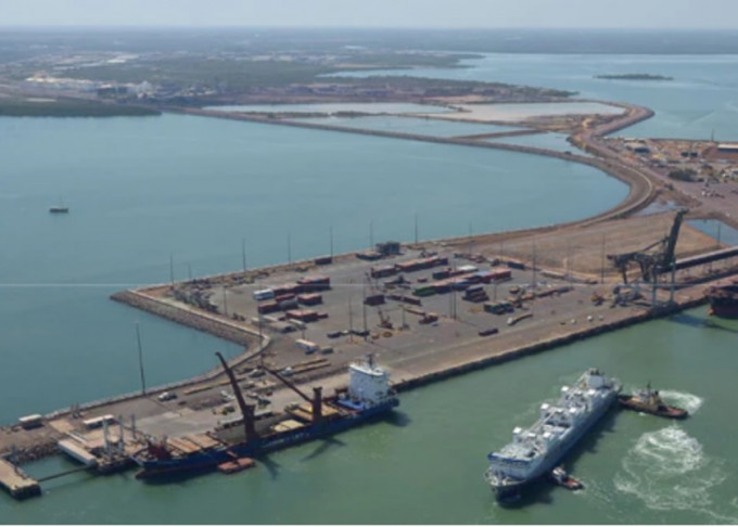 澳洲傳媒指政府正審視重新審視中資企業租借達爾文港99年的協議。網圖