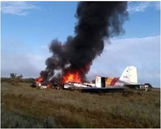 飞机失事坠毁起火冒出大量浓烟。twitter