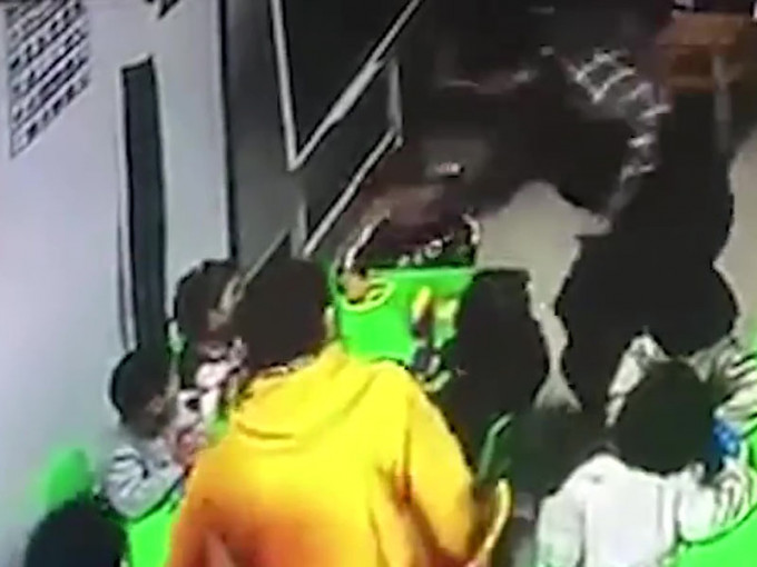 安徽一名父亲因女儿脸被咬，冲进幼儿园重掴涉事两岁男童，因而被行拘。（网图）
